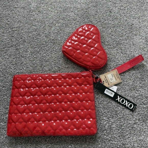 XOXO Womans Red 2 In 1 Rectangle And Heart Puffer Wristlet Set - Picture 2 of 12